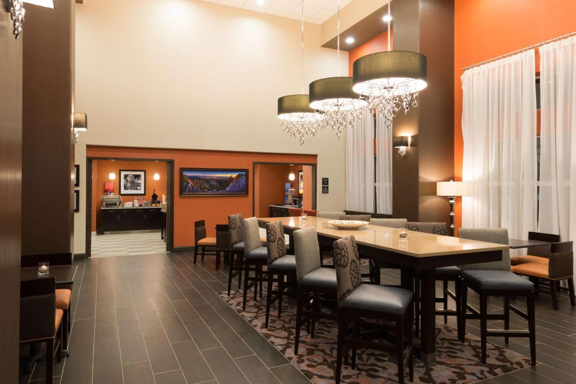 Hampton Inn&suites North/i-25 3*